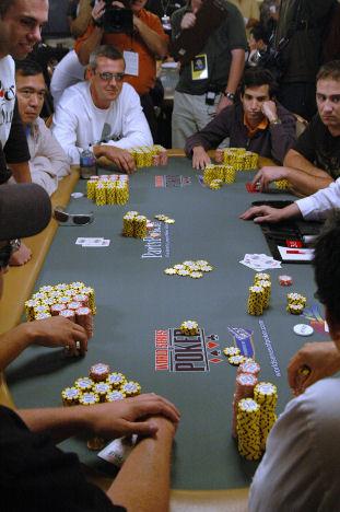 ポーカーで最高の手札を作る方法